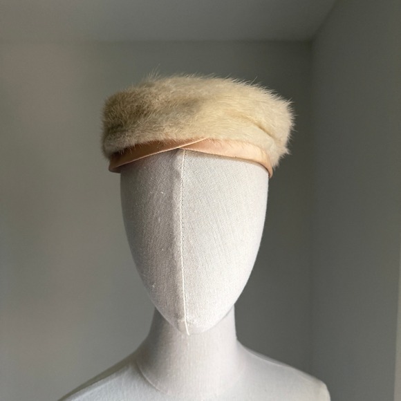 Vintage 50's Genuine White Fur Pillbox Hat Satin Ribbon Elegant Glam Jackie O - Picture 3 of 7